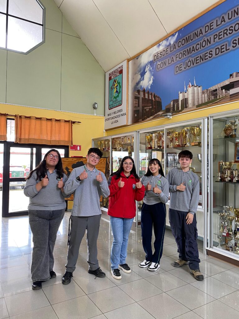 Estudiantes y docente del equipo Easy Block, mención honrosa del Reto Construye TP