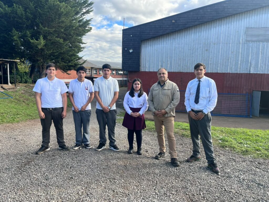Estudiantes y docente del equipo Eco-comunidad Constructiva, primer lugar del Reto Construye TP
