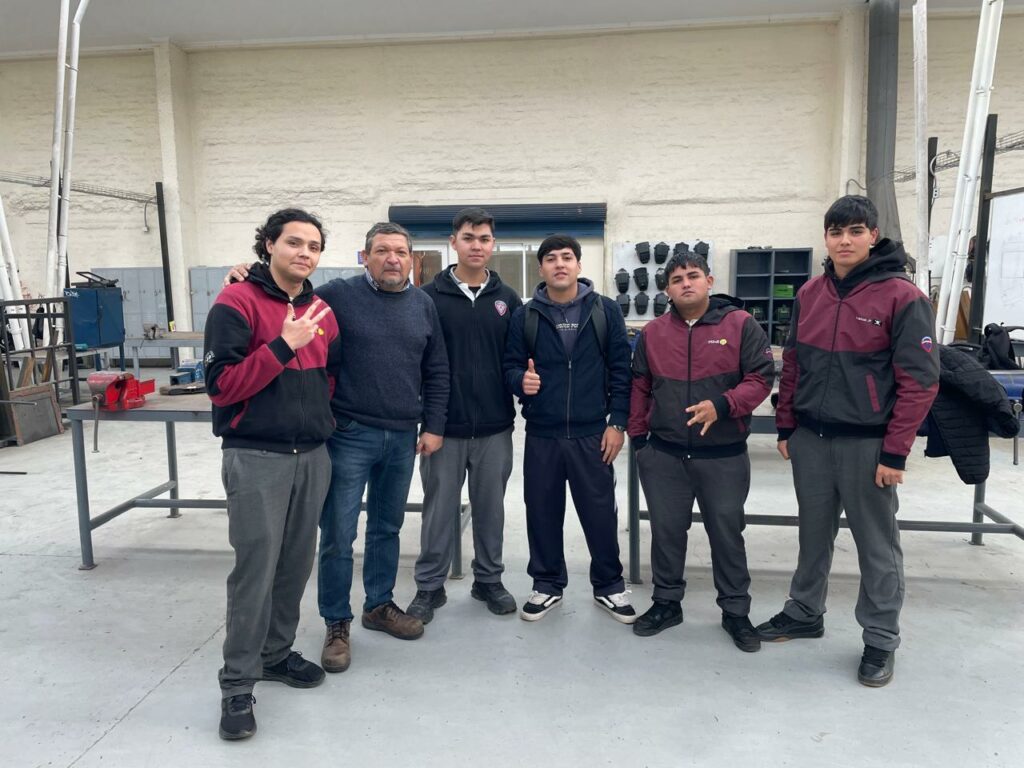Estudiantes y docente del equipo Protect Sun, segundo lugar del Reto Construye TP