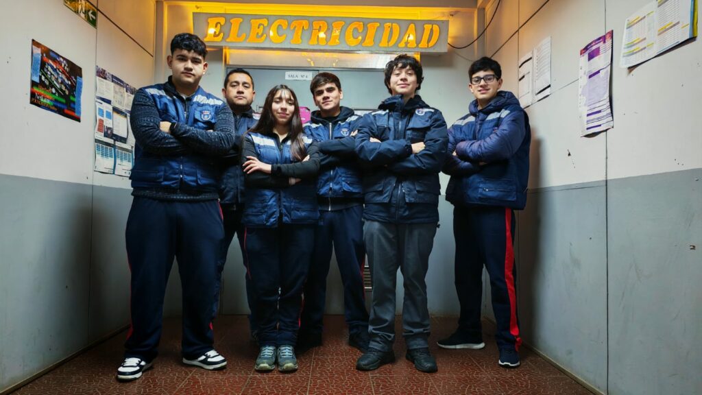 Estudiantes y docente del equipo Plan Eléctrico, mención honrosa del Reto Construye TP