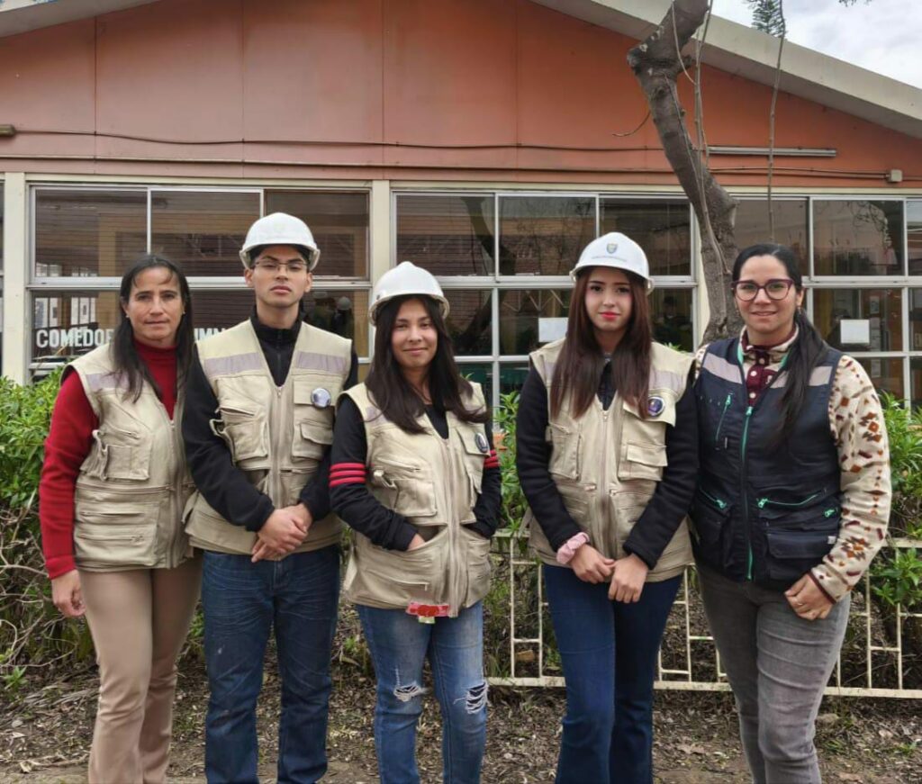 Estudiantes y profesoras del equipo Vivienda Digna LVA, tercer lugar del Reto Construye TP
