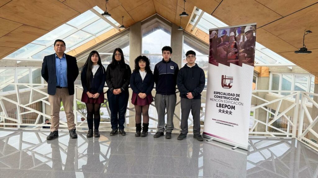 Estudiantes y docente del equipo Ecoblocks, mención honrosa del Reto Construye TP