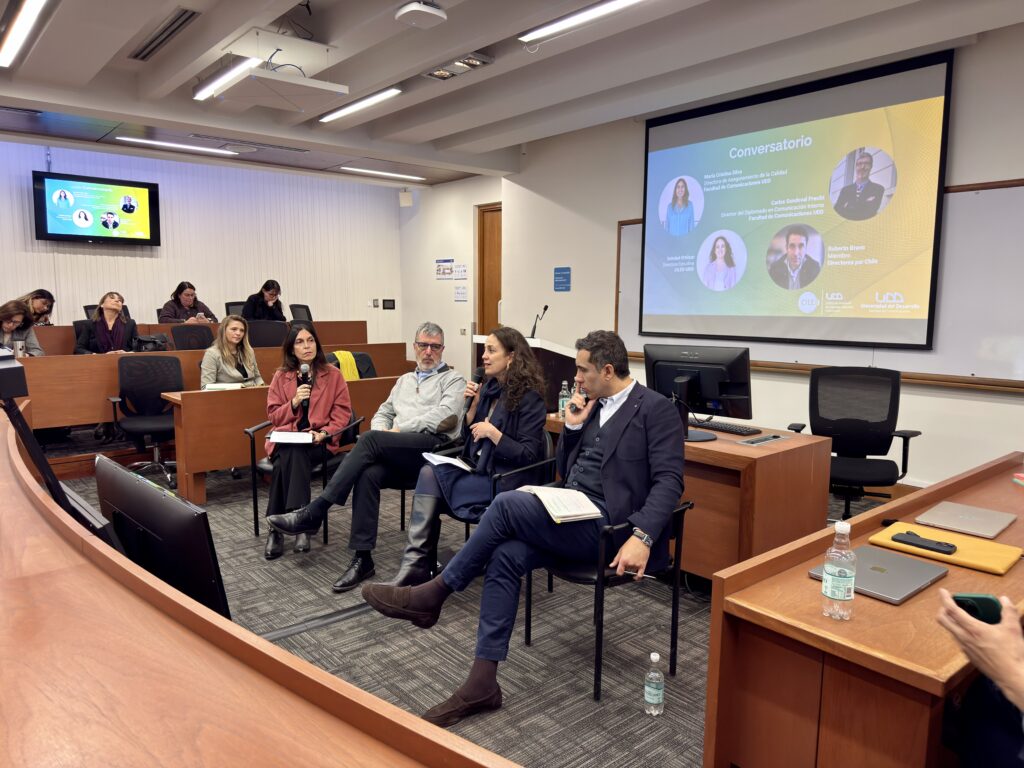 María Cristina Silva, Carlos Sandoval Precht, Soledad Ortúzar y Roberto Bravo participan en el panel del conversatorio.