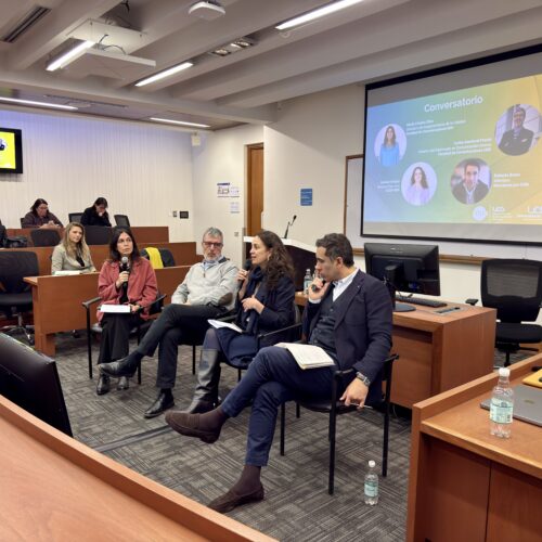 María Cristina Silva, Carlos Sandoval Precht, Soledad Ortúzar y Roberto Bravo participan en el panel del conversatorio.