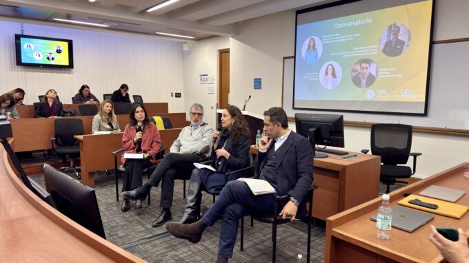 María Cristina Silva, Carlos Sandoval Precht, Soledad Ortúzar y Roberto Bravo participan en el panel del conversatorio.