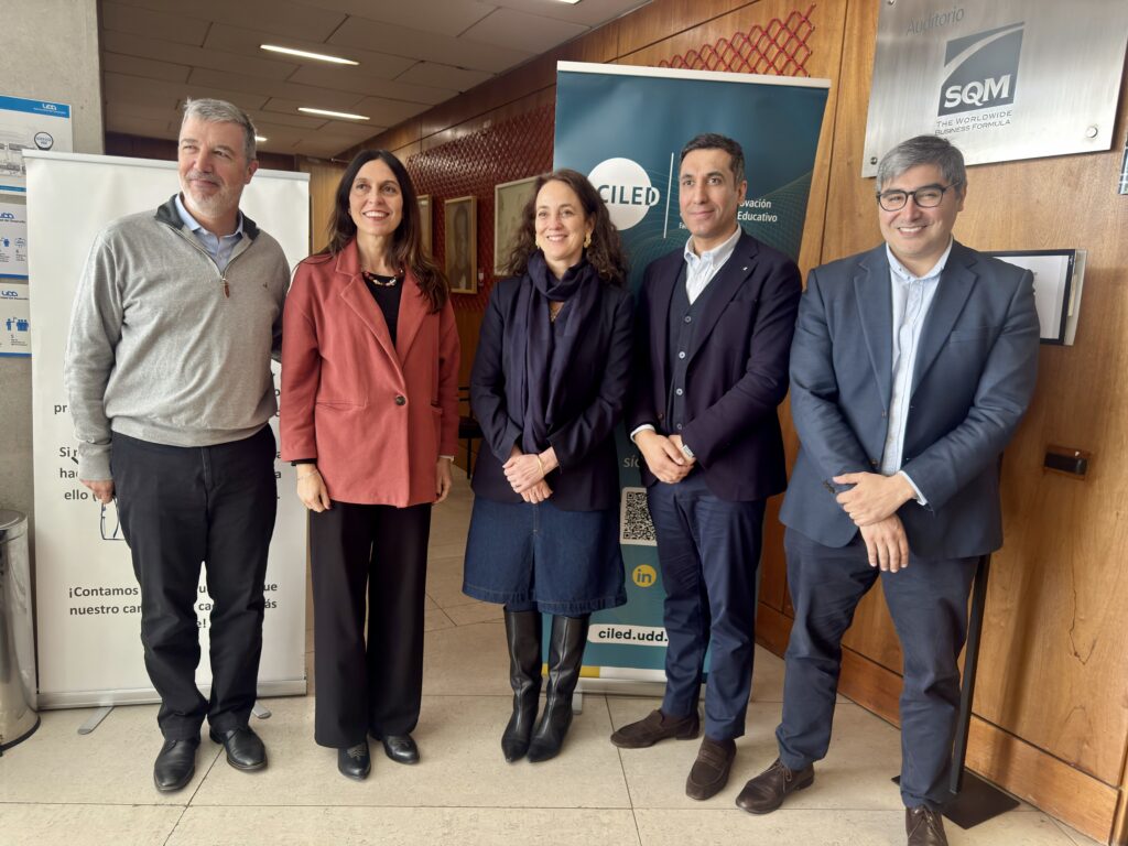 Carlos Sandoval Precht, María Cristina Silva, Soledad Ortúzar, Roberto Bravo y Christian Lazcano al finalizar el conversatorio.