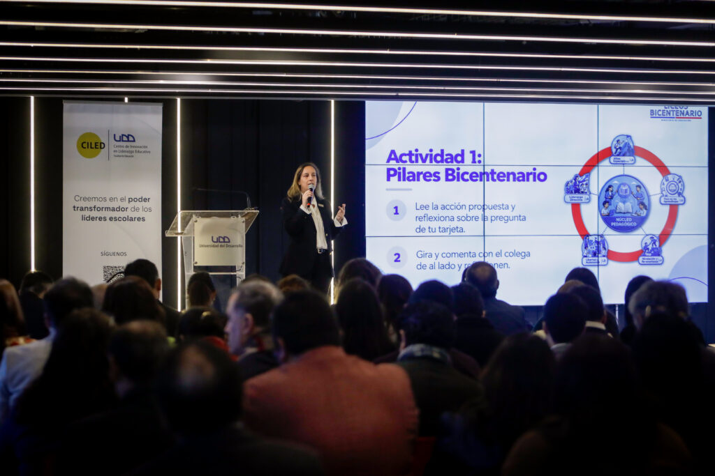 Presentación de la actividad sobre los cinco Pilares Bicentenario ante equipos directivos.