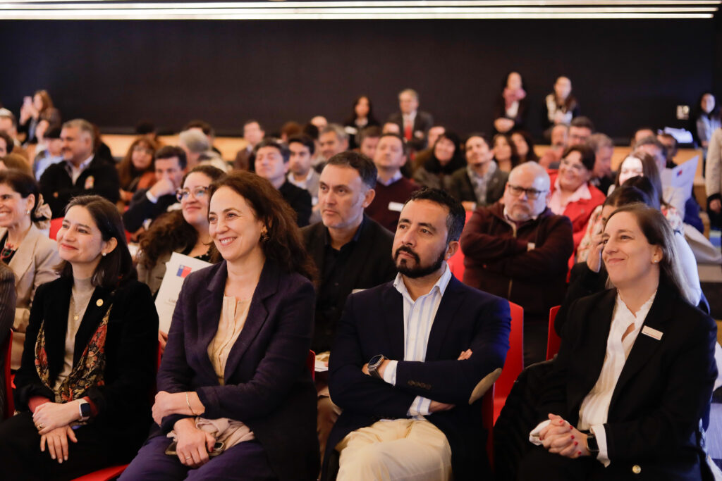 Autoridades y equipos educativos observan una presentación durante el encuentro de Liceos Bicentenario.