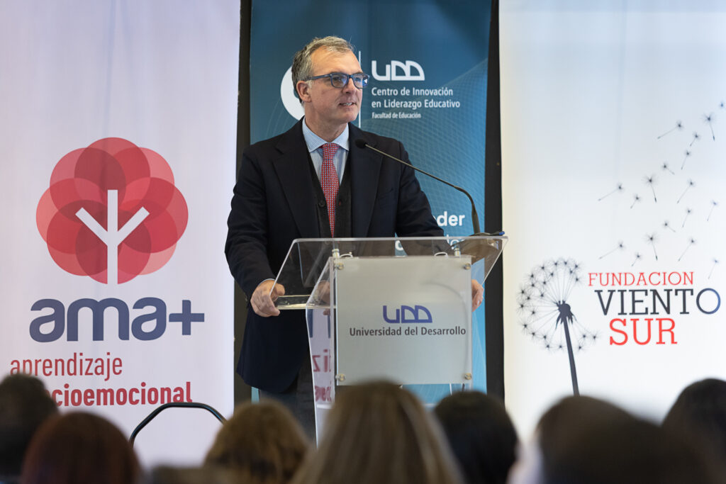 Ernesto Silva Méndez entrega las palabras de bienvenida del seminario