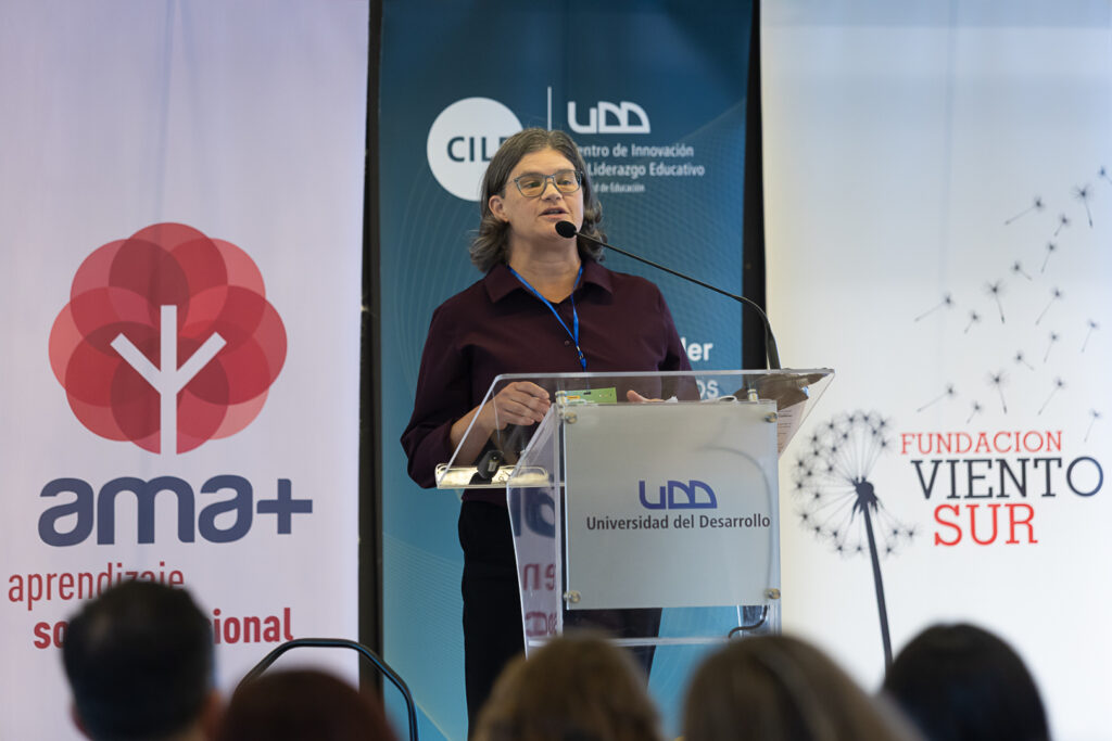 Anne Douglass presenta su charla sobre liderazgo y calidad en educación parvularia