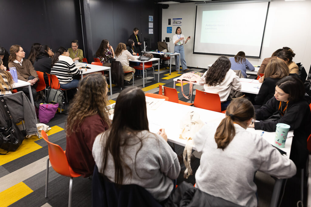 Participantes trabajan en uno de los talleres prácticos del seminario